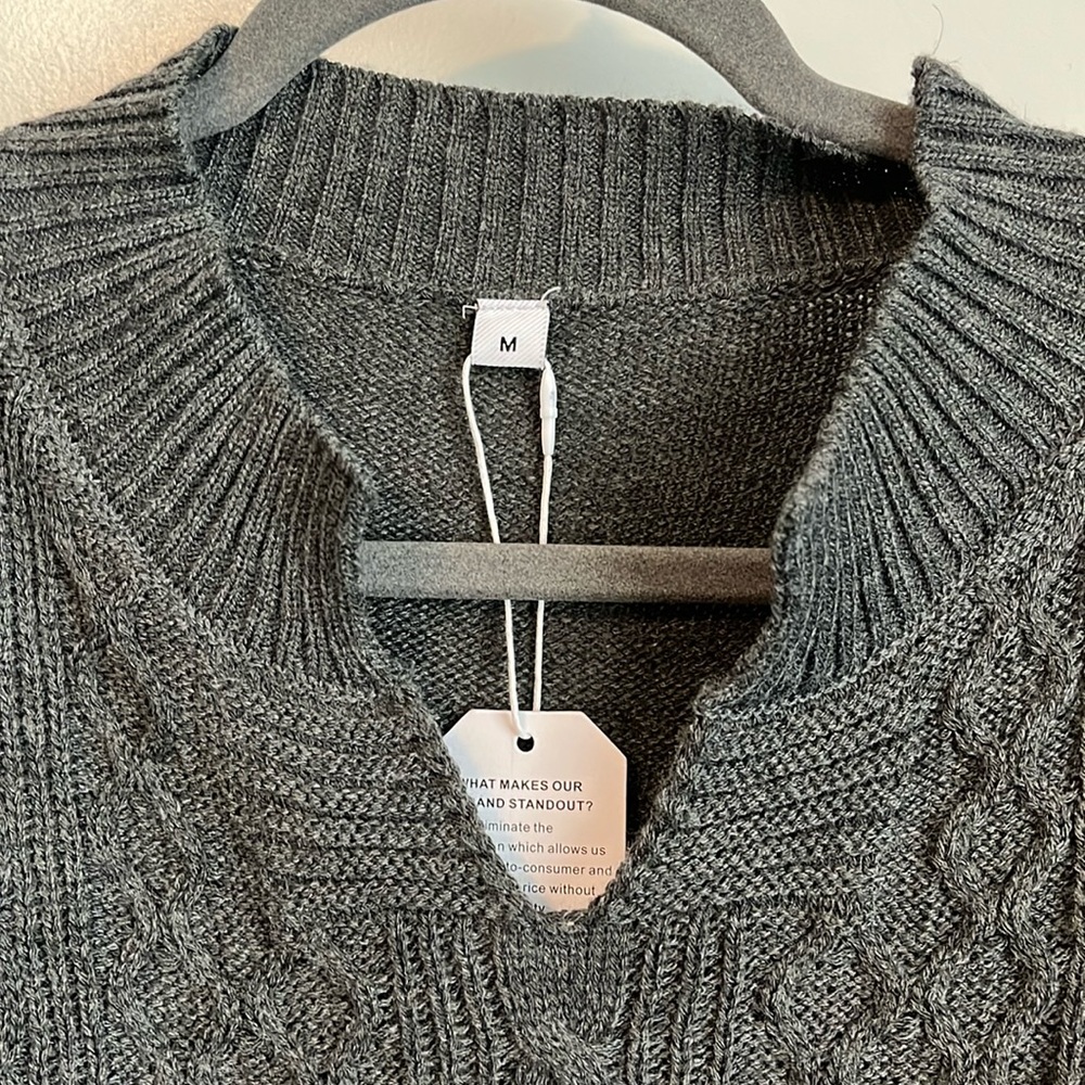 Boutique Cable Knit Long sleeve V neck sweater Size M
